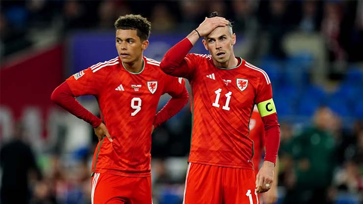 Gareth Bale (phải) đã có một đêm thất vọng khi Xứ Wales thua Ba Lan và bị xuống hạng Nations League