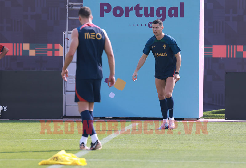 Khoảnh khắc Ronaldo vui vẻ với Bruno Fernandes trên sân tập - Ảnh 7