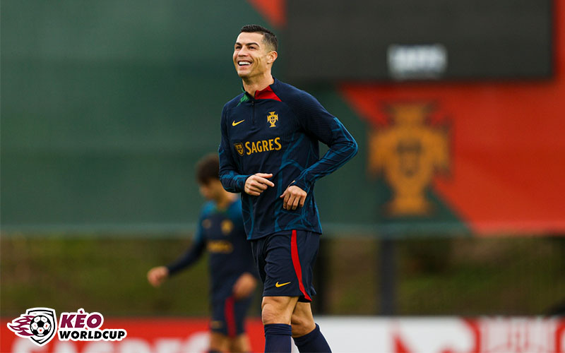 Khoảnh khắc Ronaldo vui vẻ với Bruno Fernandes trên sân tập